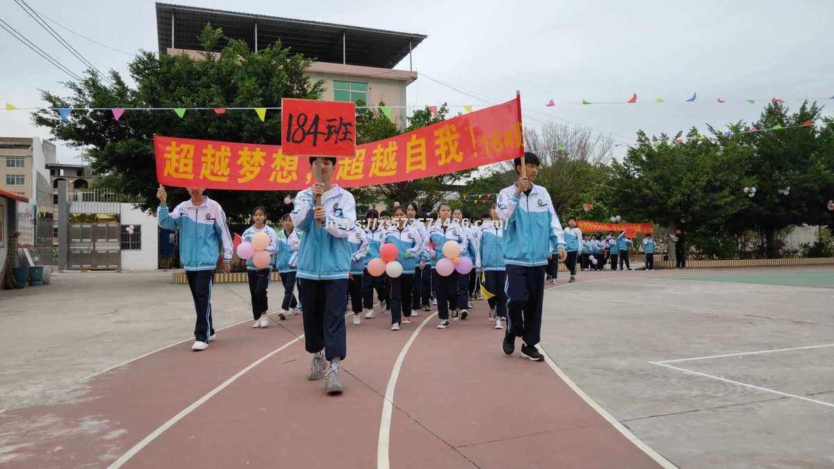 超越自我：女子足球队斗志昂扬